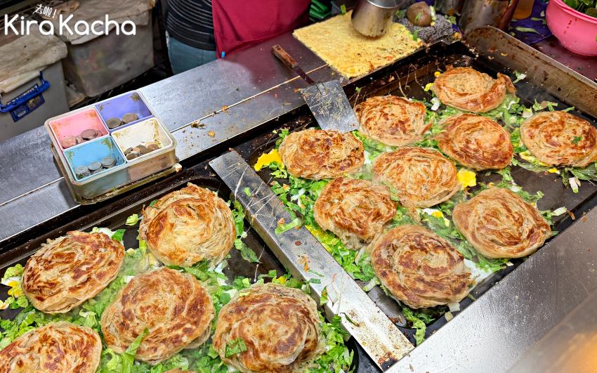 莊在地人帶路,美秀市場入口忠將蔥蔬餅熱銷多年,金黃酥脆餅皮包裹滿滿蔬菜與雞蛋,平價美味飽足感十足,是新莊中華路段最受歡迎的銅板小吃。