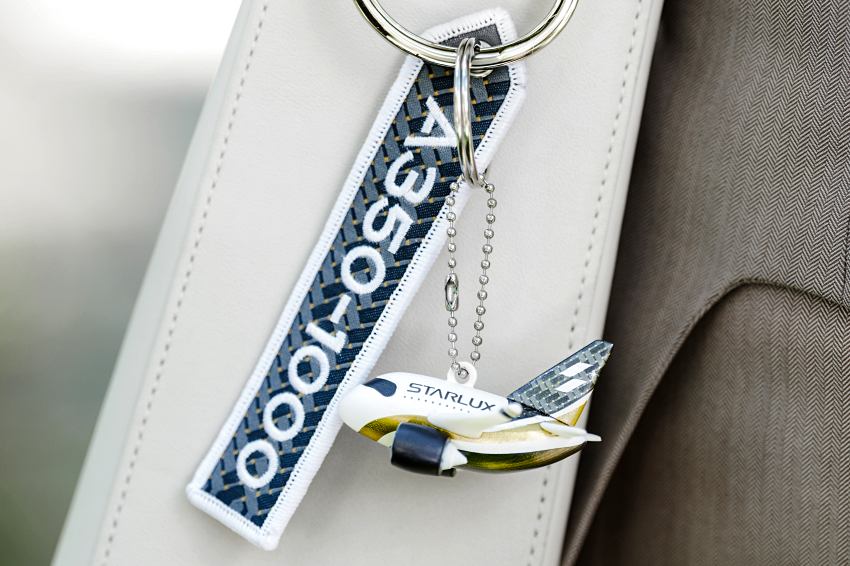 STARLUX飄帶鑰匙圈結合A350-1000碳纖維視覺,是航空迷值得收藏的隨身單品。