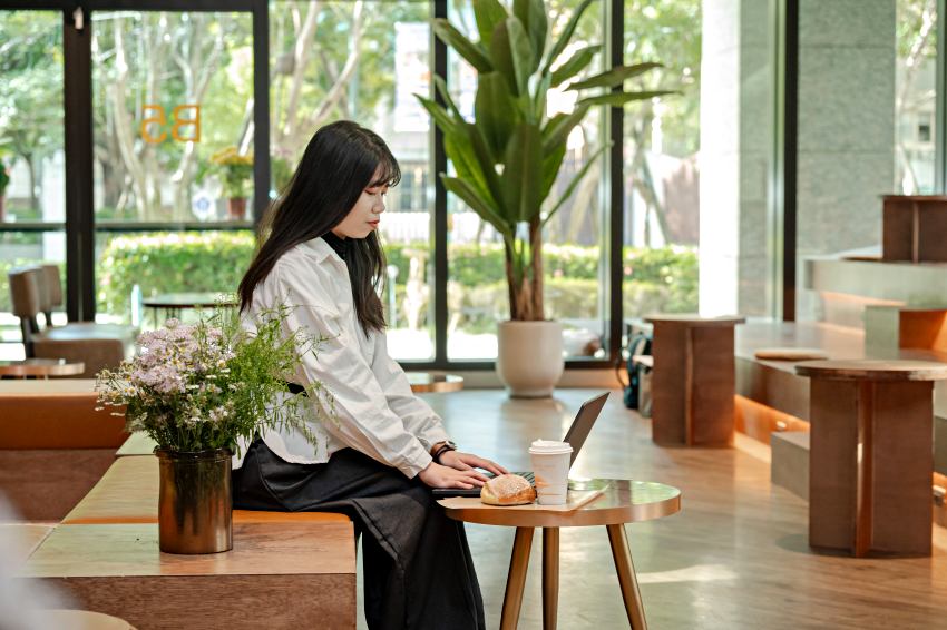 落地窗景搭配舒適坐臥區,白霧時光營造自在停留的生活場景