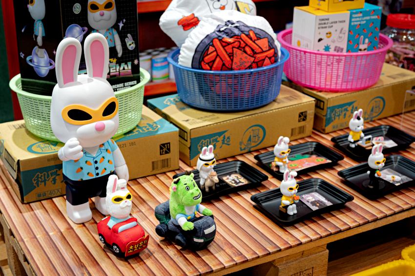 高雄夢時代地球娛樂室快閃店宇宙商行開幕，打造古早味柑仔店體驗空間，獨家兔瓏鐵龍周邊及羅PD簽名小卡引發粉絲蒐集熱潮
