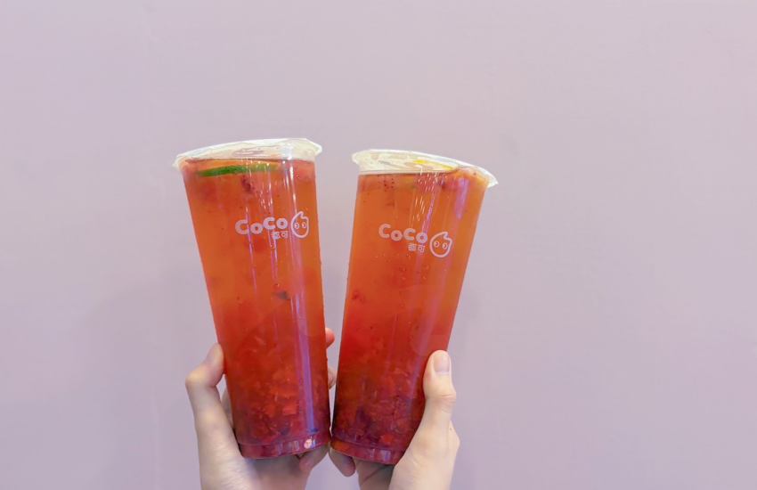 草莓季手搖飲大戰開打，CoCo都可推出莓好雙果茶聖誕買一送一，結合蔓越莓與紅茶的優雅風韻，12月24日與25日限定兩杯只要75元