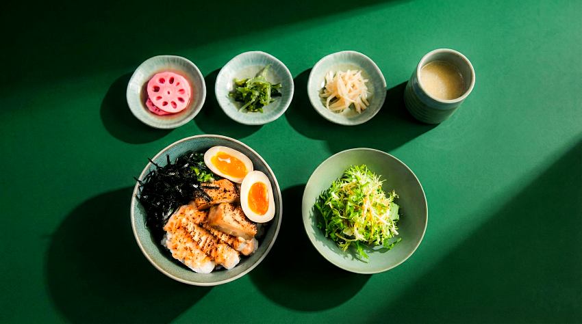 新上市的「明太子炙燒雞肉飯定食」,濃郁的明太子醬經過炙燒後香氣四溢,是喜愛重口味食客的首選