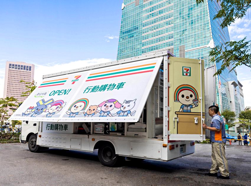 7-ELEVEN動員2台「OPEN!行動購物車」進駐台北101旁與淡水漁人碼頭，並於信義商圈設置7個戶外攤位提供即食補給