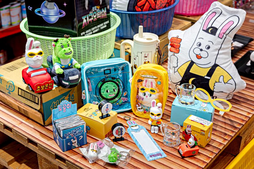 高雄夢時代地球娛樂室快閃店宇宙商行開幕，打造古早味柑仔店體驗空間，獨家兔瓏鐵龍周邊及羅PD簽名小卡引發粉絲蒐集熱潮