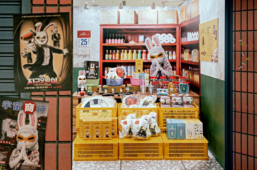 高雄夢時代地球娛樂室快閃店宇宙商行開幕，打造古早味柑仔店體驗空間，獨家兔瓏鐵龍周邊及羅PD簽名小卡引發粉絲蒐集熱潮