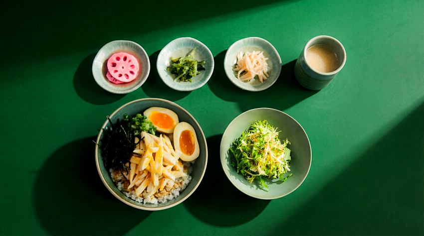全新推出的「櫻花柚子雞肉飯定食」,以日式柚汁打造清爽果香風味,搭配精緻小菜與湯品