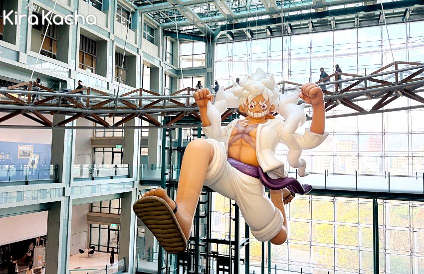 懸浮於士林科教館大廳上方的巨型五檔魯夫，是本次台北航海王特展免費拍攝的亮點，從7樓視角還能360度觀賞。