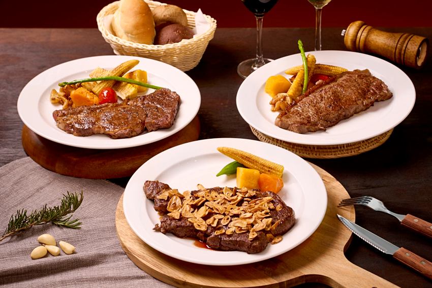 TOK牛排屋提供多款經典排餐，左起為蒜香重磅牛排、香煎穀倉鴨胸與頂級臻味炙燒和牛，堅持使用原塊肉品鎖住鮮甜肉汁。