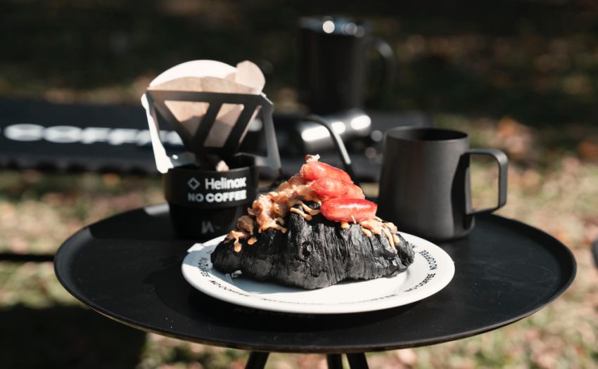 NO COFFEE聯手Helinox推出NO CAMPING限量黑魂裝備,福岡咖啡地標結合頂級露營椅打造城市戶外風格與休憩儀式感
