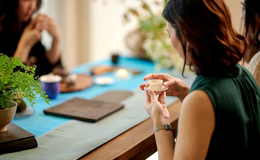 2026 台北住宿推薦嵨開安旅,融合自然設計與高科技空氣淨化系統,提供頌缽音療與植物基飲食,在繁忙市中心實踐 Uketamo 接納一切的慢活哲學。