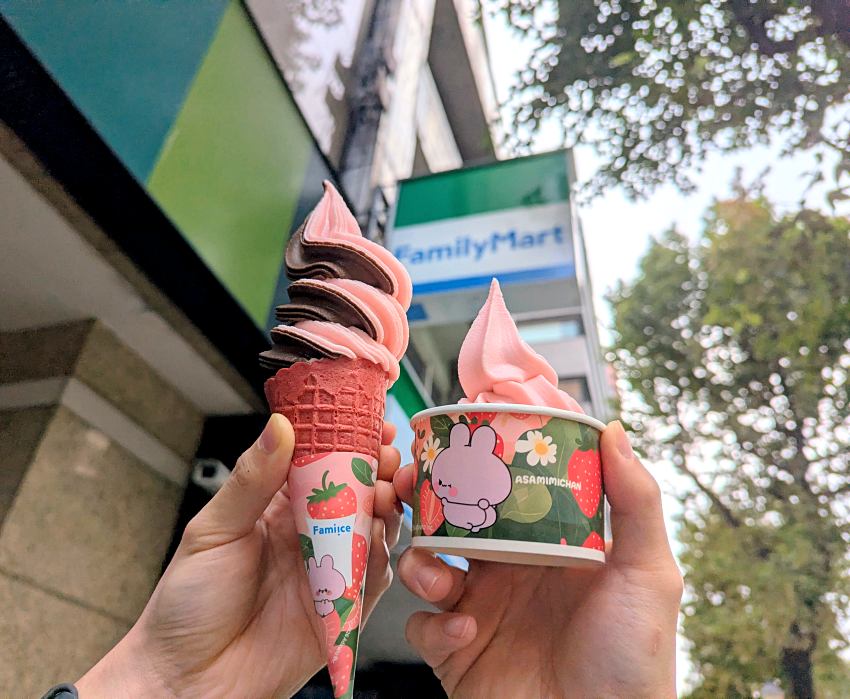 2026全家草莓季首波強檔Fami!ce草莓優格霜淇淋，搭配ASAMIMICHAN限定杯身與蘋果紅餅皮，視覺味覺雙重享受