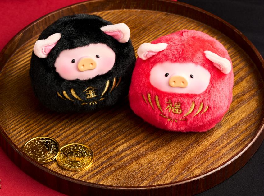 2026全家福袋開箱,罐頭豬LuLu聯名款1月6日開賣,台灣限定達摩吊飾與浴豬公仔細節公開,抽80公分大玩偶資訊一次看