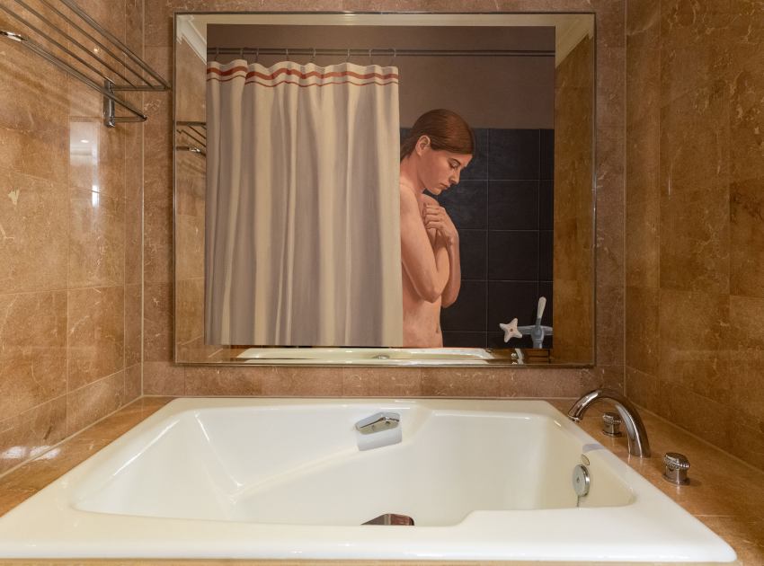 也趣畫廊將德國萊畢錫畫派藝術家Christian BRANDL的作品展示於浴室鏡面中，畫風與飯店衛浴空間氛圍巧妙融合 。