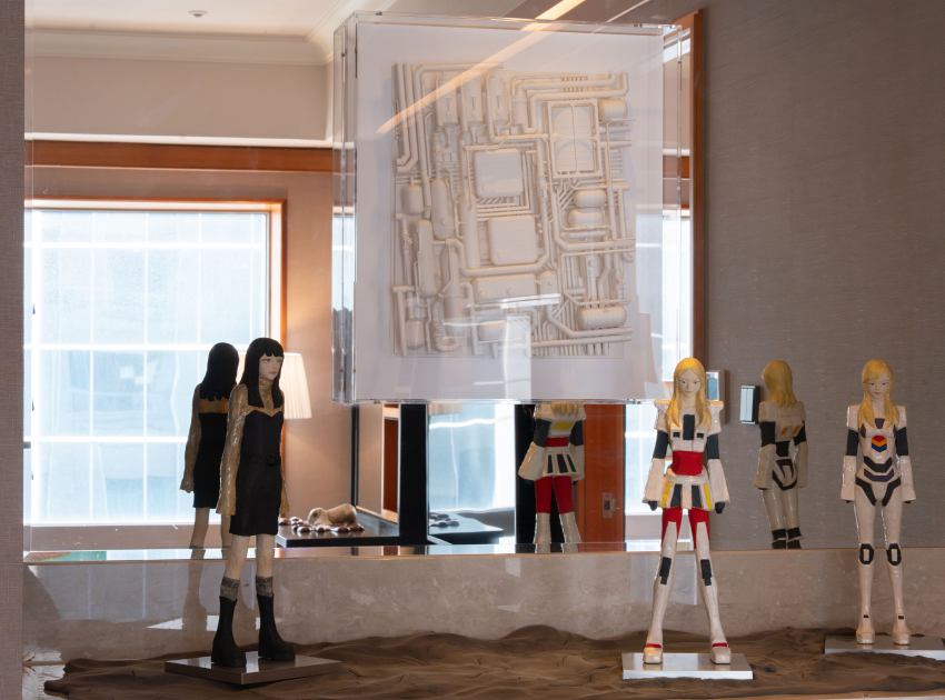 展間運用鏡面反射讓觀者能多角度欣賞日本藝術家北川宏人與伊藤航的作品，呈現出內在之室的豐富視覺層次