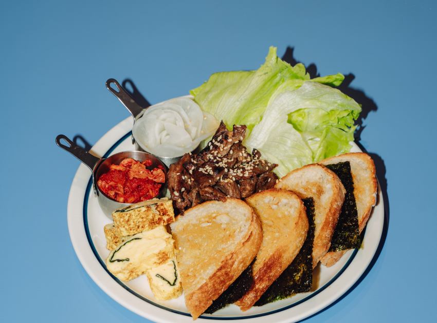 新村站著吃板腱牛早餐盤: 售價460元,將韓式板腱牛肉與煎蛋捲結合,呈現豐富的早午餐拼盤內容。