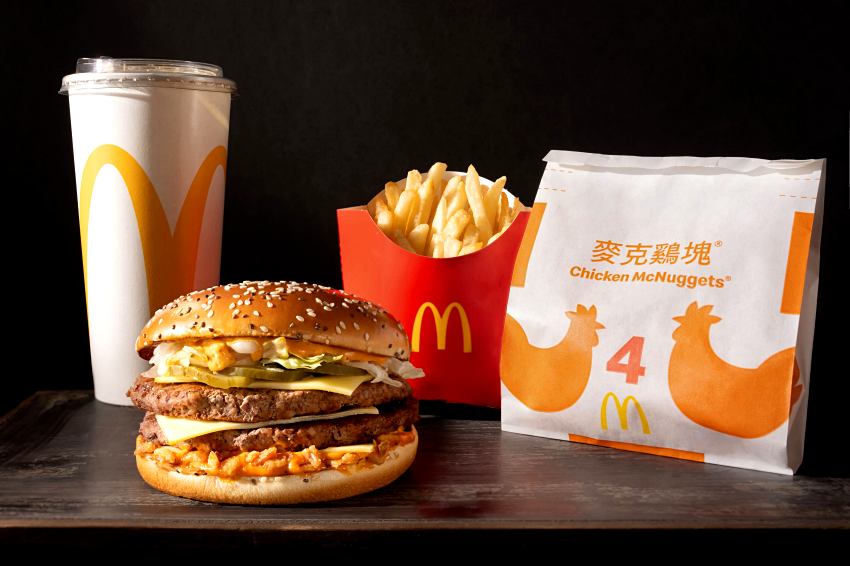 Big Arch霸牛堡經典套餐組合，搭配薯條、飲料及活動限時贈送的4塊麥克雞塊。