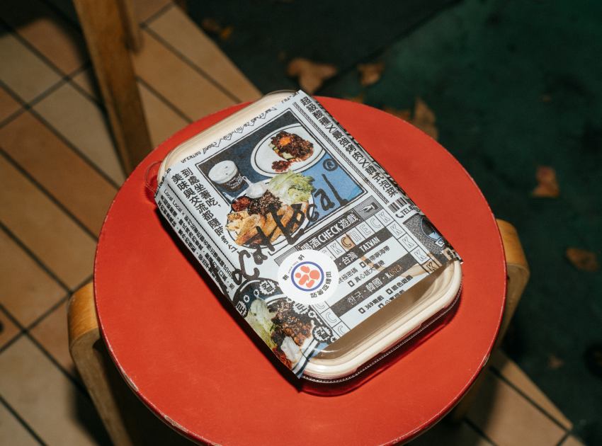 新村站著吃聯名外帶餐盒: 具有街頭報刊風格包裝的聯名外帶盒,方便消費者前往公園野餐分享。