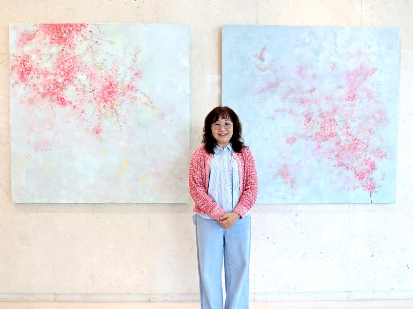 展出藝術家吳絲絨獨創的「柔光拾櫻」系列，以光影濾鏡重構櫻花飄落記憶