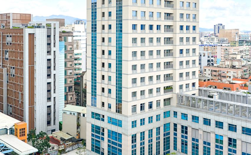 嵨開安旅飯店建築外觀矗立於台北忠孝商圈,在熱鬧的市中心提供一處安靜的旅宿選擇。