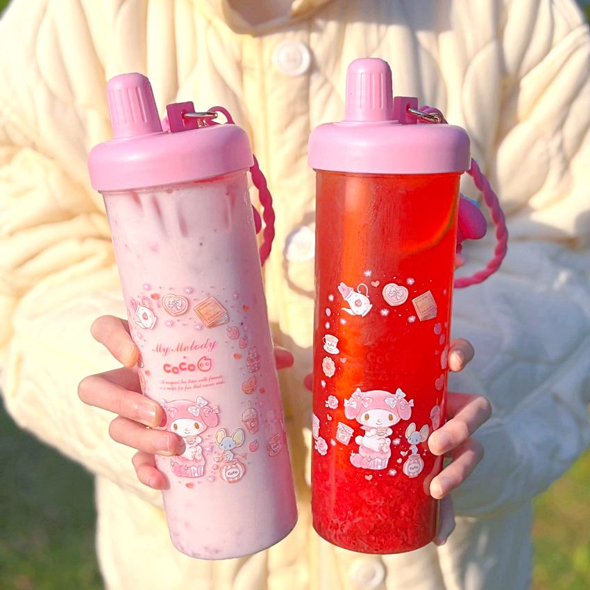 美樂蒂粉絲注意，CoCo推出粉嫩草莓季聯名飲品與實用周邊，造型冷水杯及保溫袋1月26日全台門市限量發售。