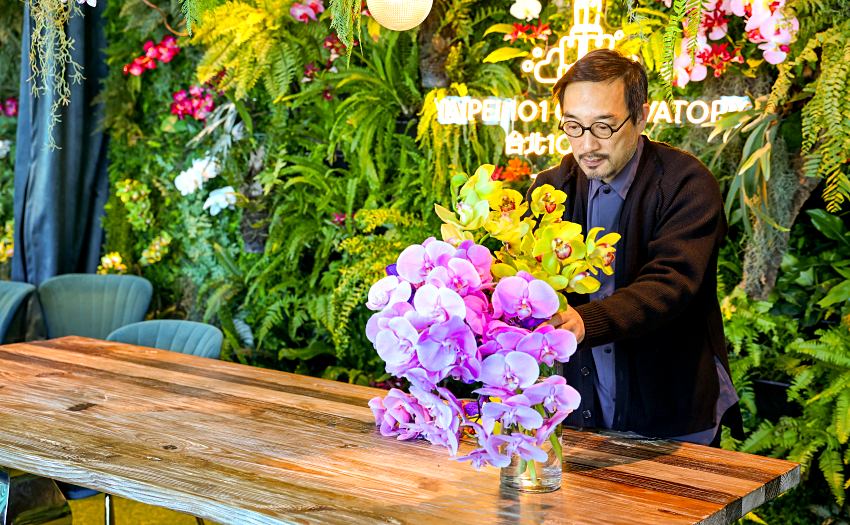 花藝大師凌宗湧親自操刀展場佈置，將台灣蘭花的優雅姿態融入台北101的高空場域中。