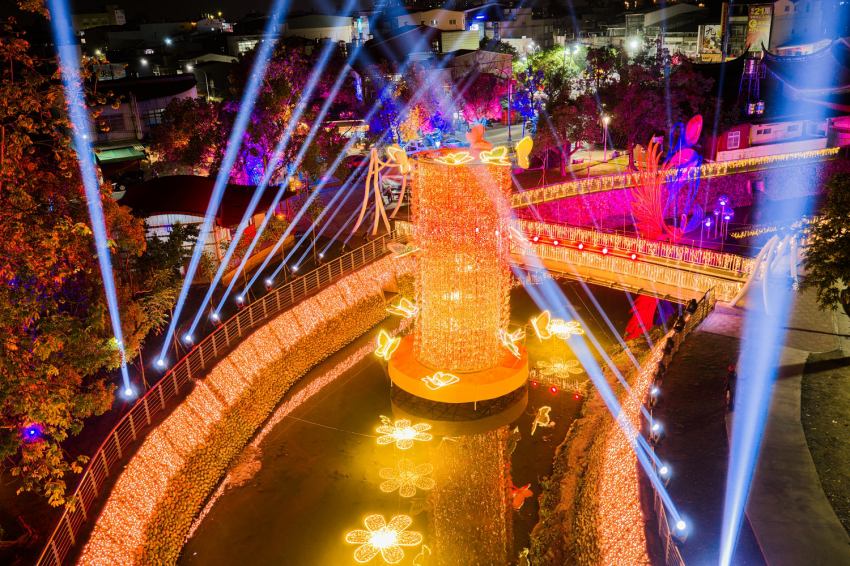 2026春節旅遊首選屏東燈節！縣民公園12米主燈與勝利星村光影花園吸睛，整理全區燈光秀時間與免費接駁車攻略