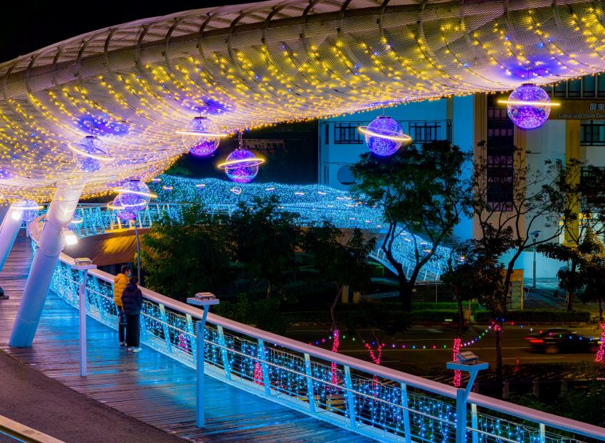 2026春節旅遊首選屏東燈節！縣民公園12米主燈與勝利星村光影花園吸睛，整理全區燈光秀時間與免費接駁車攻略
