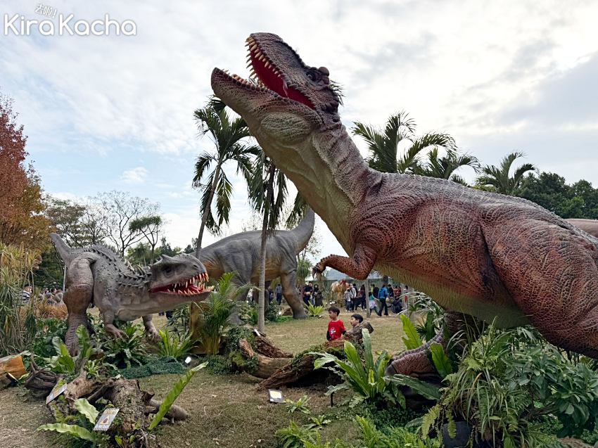 恐龍大復活關渡探險樂園於關渡碼頭貨櫃市集旁盛大開園，占地1500坪的園區營造出濃厚的叢林探險氛圍。