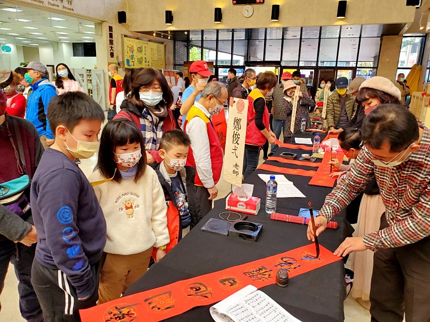 迎接2026丙午馬年，台中文化局推免費春聯索取與紅包袋拓印，港區藝術中心及綠美圖接力登場，豐富親子走春行程