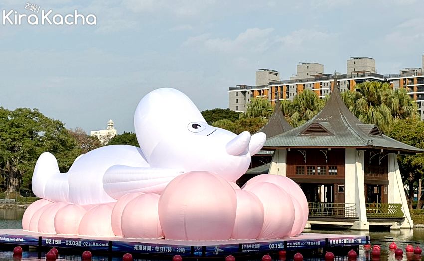 姆明Moomin（嚕嚕米）圓滾滾的白色身軀漂浮於日月湖面，背景可見台中公園著名的湖心亭，呈現百年古蹟與現代IP的完美融合。