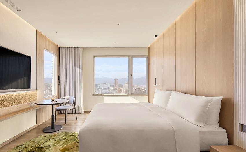 福泰飯店集團推出全新品牌嵨開安旅,主打身心靈整合與日本山伏修驗精神,引進尼泊爾 Avata Wellness 瑜伽課程,為高壓城市人提供喘息空間。