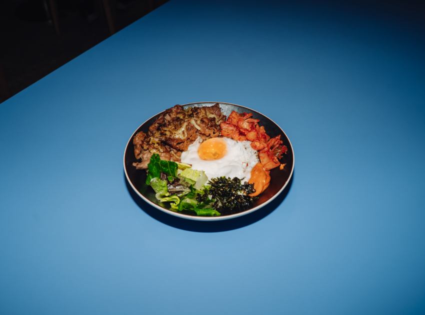 新村站著吃牛肉拌飯超級碗: 售價380元,以炭火牛肉搭配半熟蛋與韓式辣醬,是品牌首款飯食產品。