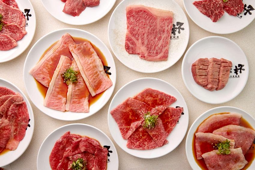 乾杯燒肉新菜單擁有多達百樣餐點，包含肉品，海鮮與豐富的副食，滿滿一桌展現豐盛的燒肉饗宴