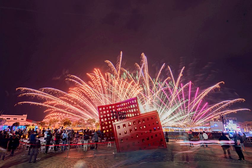 屏東燈節正式點燈，玖壹壹與180秒煙火秀將嗨翻縣民公園，融合地景的戶外劇場演繹山海記憶，免費接駁車串聯四大燈區，邀請民眾體驗流動光影饗宴。