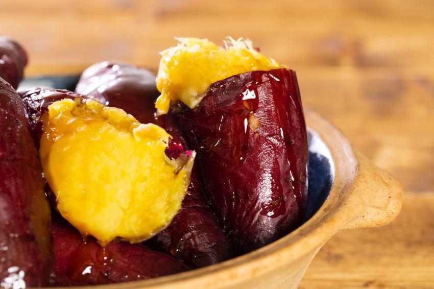 體驗日本神話之鄉魅力，宮崎市物產展SOGO忠孝館B2限時登場，必吃宮崎本櫻鱒鮭魚刺身與熟成烤大學芋，1月16日更有開幕試吃見面會。