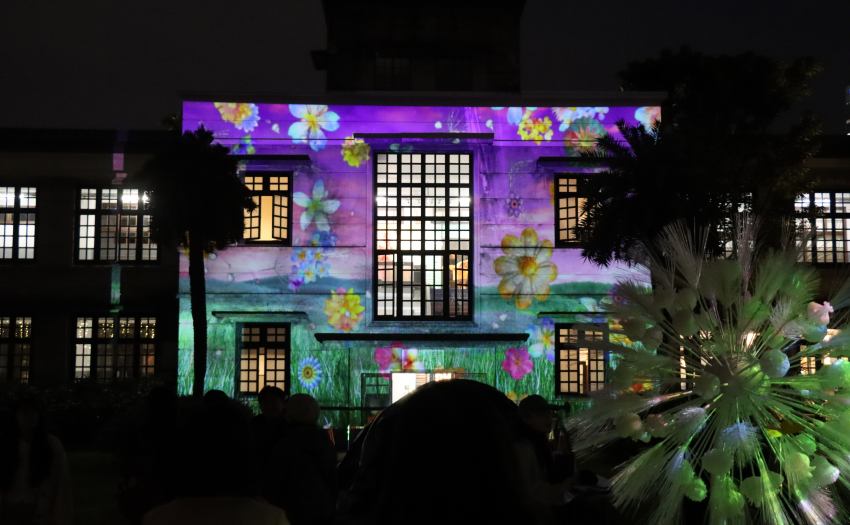 展覽融合松山文創園區古蹟底蘊與噴水池景觀，提供沉浸式的戶外夜間文化體驗。