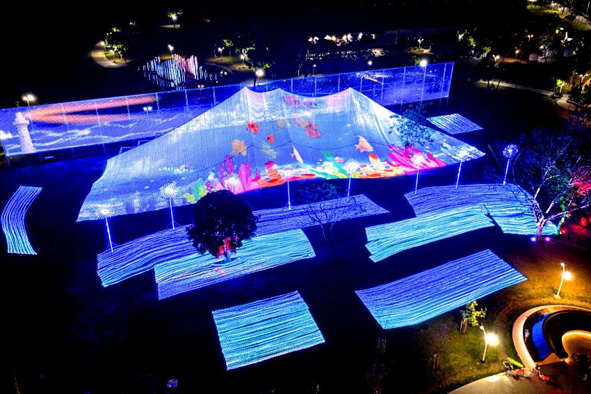 春節走春首選2026屏東燈節，高12米主燈山之光氣勢磅礡，勝利星村與客家燈區同步閃耀，開幕大戲屏東流集結金曲陣容，完整接駁資訊助你輕鬆賞燈。