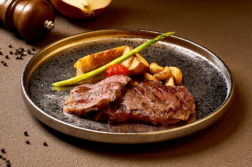 TOK牛排屋主打高CP值用餐體驗，只要398元起就能享有精緻主餐，並可無限享用包含沙拉、麵包與飲品的舒活自助吧。