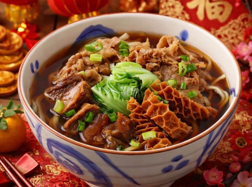 三商巧福春節限定的紅燒四喜牛肉麵,湯頭濃郁且配料豐盛,搭配年節喜氣裝飾,象徵新的一年福氣滿滿。