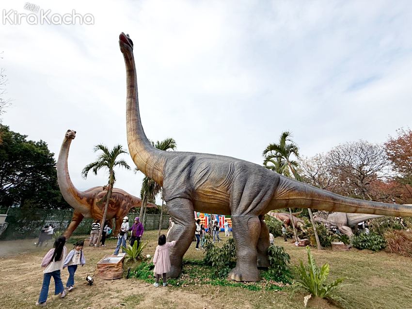 週末必訪台北恐龍樂園，1500坪關渡探險樂園還原史前叢林，近距離互動餵食恐龍吃草，關渡碼頭貨櫃市集旁的超人氣親子景點。