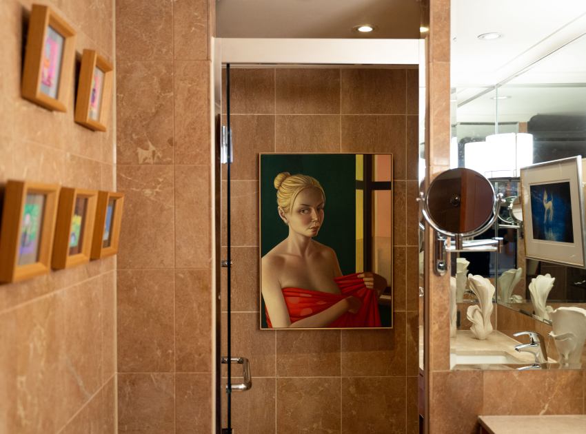 藝術家Falk GERNEGROSS的作品被安排在飯店淋浴間內，也趣畫廊透過空間策展延續並呼應了浴室的場景 。