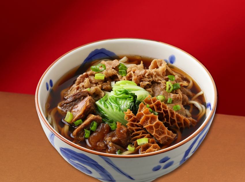 紅燒四喜牛肉麵集結了牛肋條,雪花牛,牛筋與牛肚四種口感,佐以特調蔥醬,層次豐富令人食指大動。