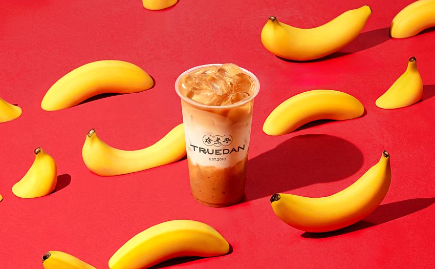 香蕉鮮奶紅 特選烏瓦錫蘭紅茶為基底，用鮮奶的香濃帶出細緻茶香，加入綿密細緻的焦糖香蕉泥，為整杯增添柔甜果香，每一口都是獨特的蕉氣風味。