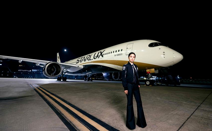 天后蔡依林身穿星宇航空機長制服,於星宇航空飛機前展現俐落氣勢。