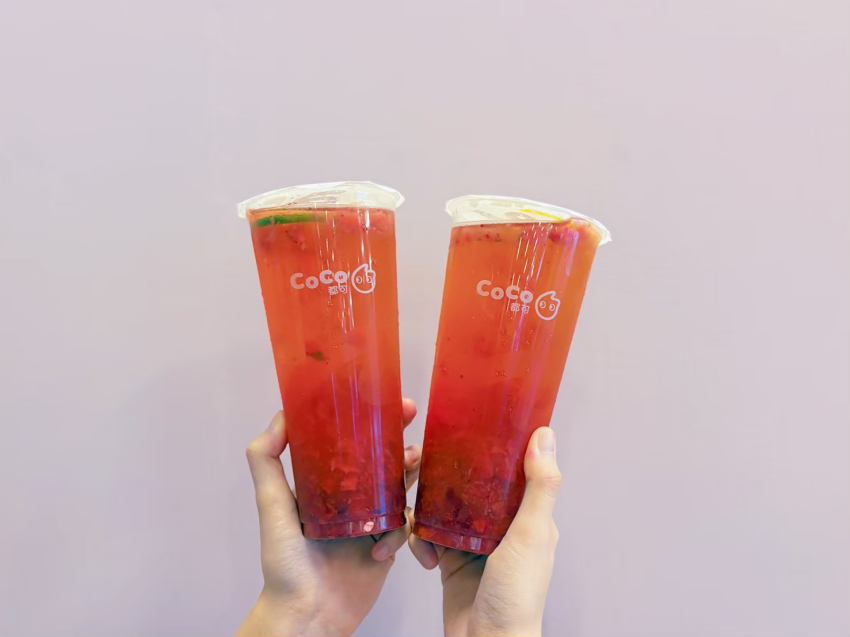 草莓控衝了！CoCo都可莓好雙果茶好友日第2杯0元，美樂蒂粉萌聯名包裝融化辦公室日常，2月4日限定兩杯75元酸甜滋味必喝。