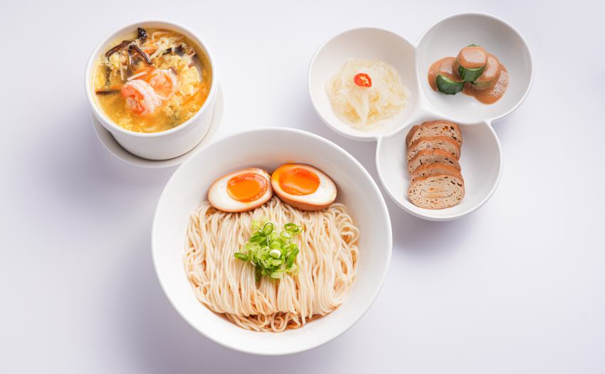 信義區美食新焦點，喜相逢創辦人孫哥打造孫麵店，傳奇辣椒醬同步回歸，在新光三越A11體驗大道至簡的職人麵點饗宴。