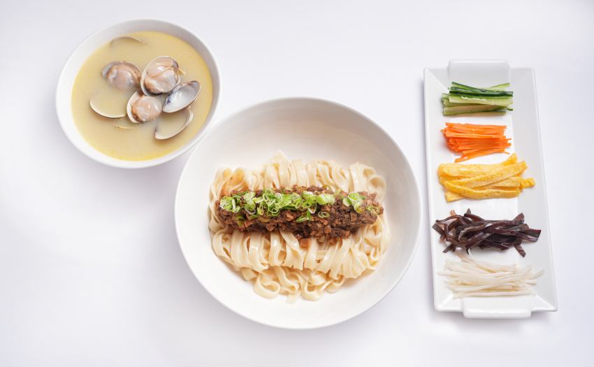 喜相逢麵館掌廚人孫哥全新出力作，孫麵店盛大開幕，主打手工蔥油拌麵與神級辣椒醬，將十年廚藝修煉化作動人的家常滋味。