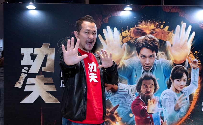 導演九把刀親自現身台北大巨蛋秀泰影城,於電影主視覺前擺出招牌武打動作。