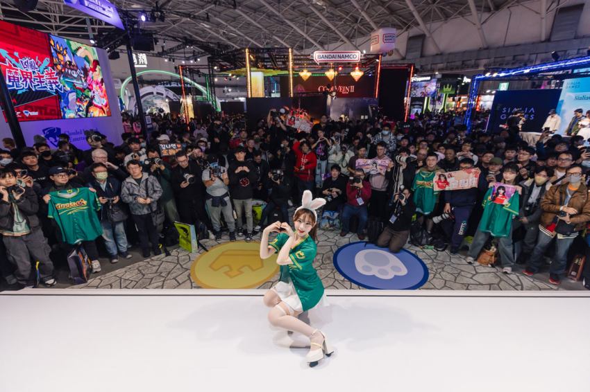 台北電玩展直擊,韓援女神全明星陣容驚艷亮相,金娜妍展示 Kingshot 招牌舞蹈,啦啦隊熱力助陣引發玩家社群高度關注。