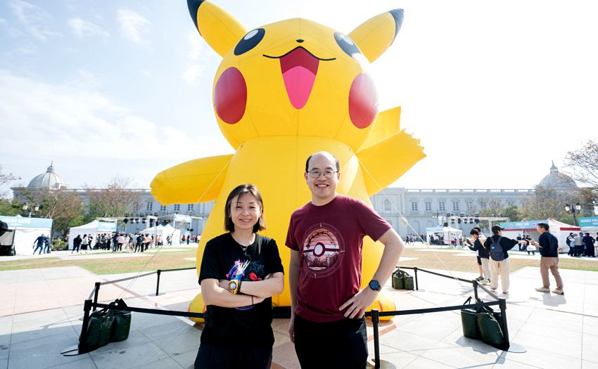 遊戲全球負責人吳友軒與亞太區行銷總監許世婉於大型皮卡丘氣球前合影